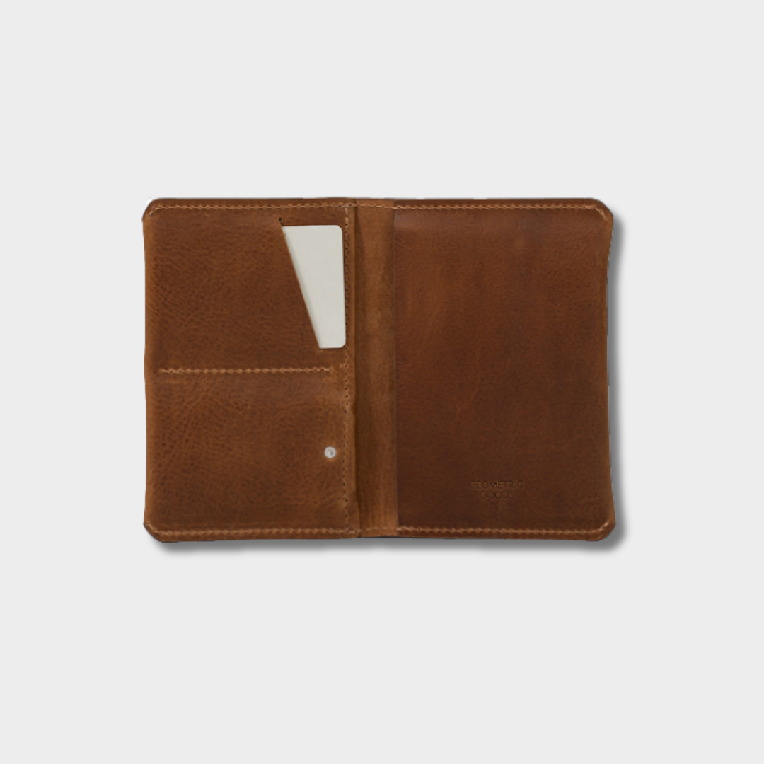 Paspoort Hoes van (vegan) Leer met AirTag Vak - Geometric Goods